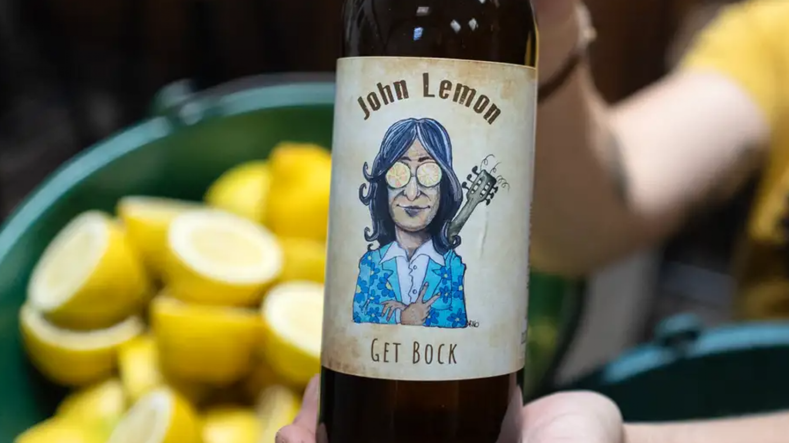 Ordenan retirar cerveza “John Lemon” por reclamo de Yoko Ono

