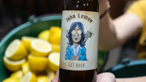 Ordenan retirar cerveza “John Lemon” por reclamo de Yoko Ono