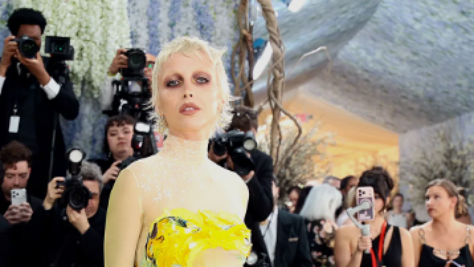 <p>Emma Chamberlain vestido demoró 40 horas en pintarse</p>
