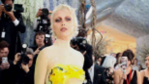 <p>Emma Chamberlain vestido demoró 40 horas en pintarse</p>Met Gala 2026: Vestido de Emma Chamberlain demoró 40 horas en pintarse a mano
