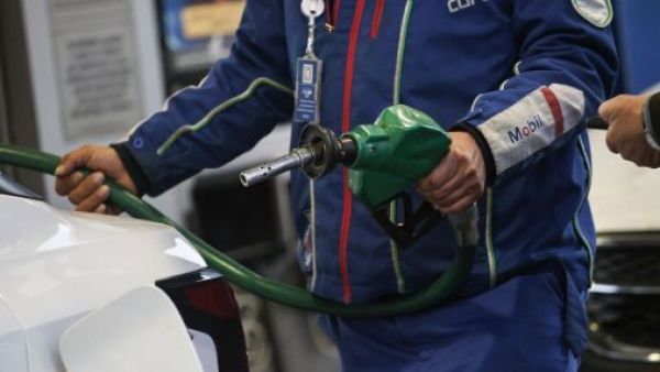 <p>Alivio para el bolsillo: Diésel baja $47,3 y bencinas no tienen variación</p>Alivio para el bolsillo: Diésel baja $47,3 y bencinas no tienen variación
