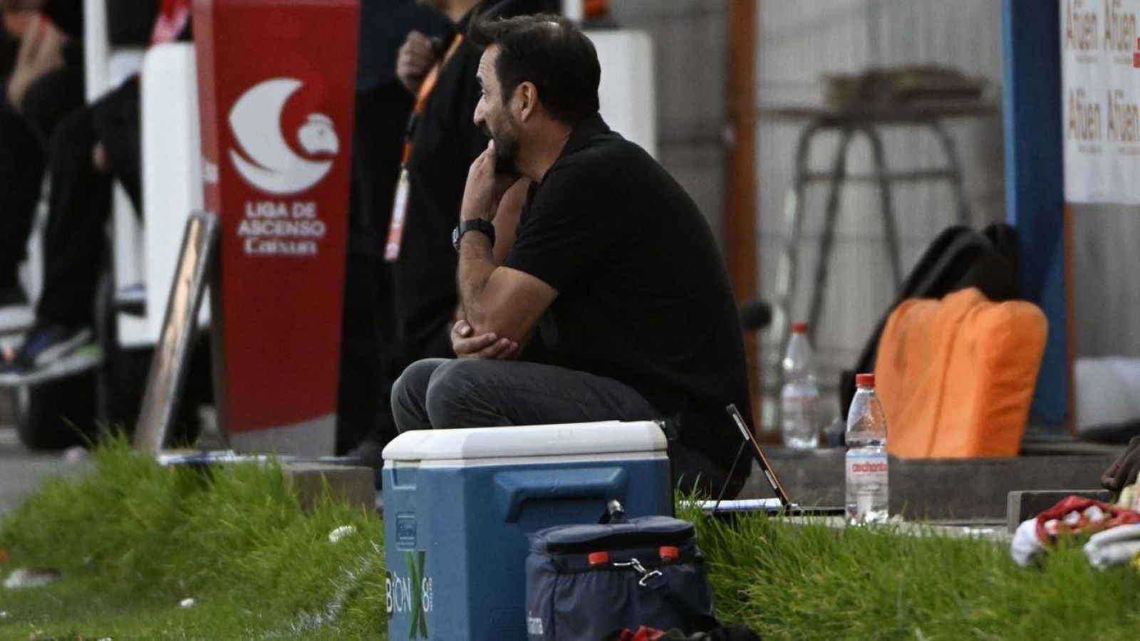 "Acordó poner término": el nuevo técnico despedido del fútbol chileno

