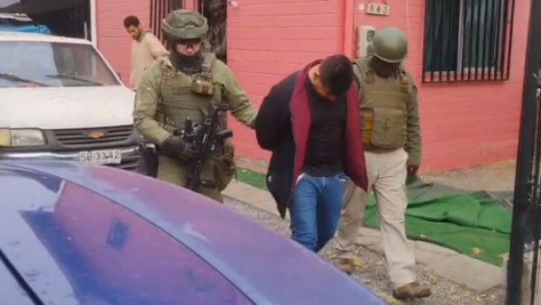 <p>Carabineros desmantela laboratorio clandestino donde ciudadanos colombianos producían éxtasis</p>Carabineros desmantela laboratorio clandestino donde ciudadanos colombianos producían éxtasis
