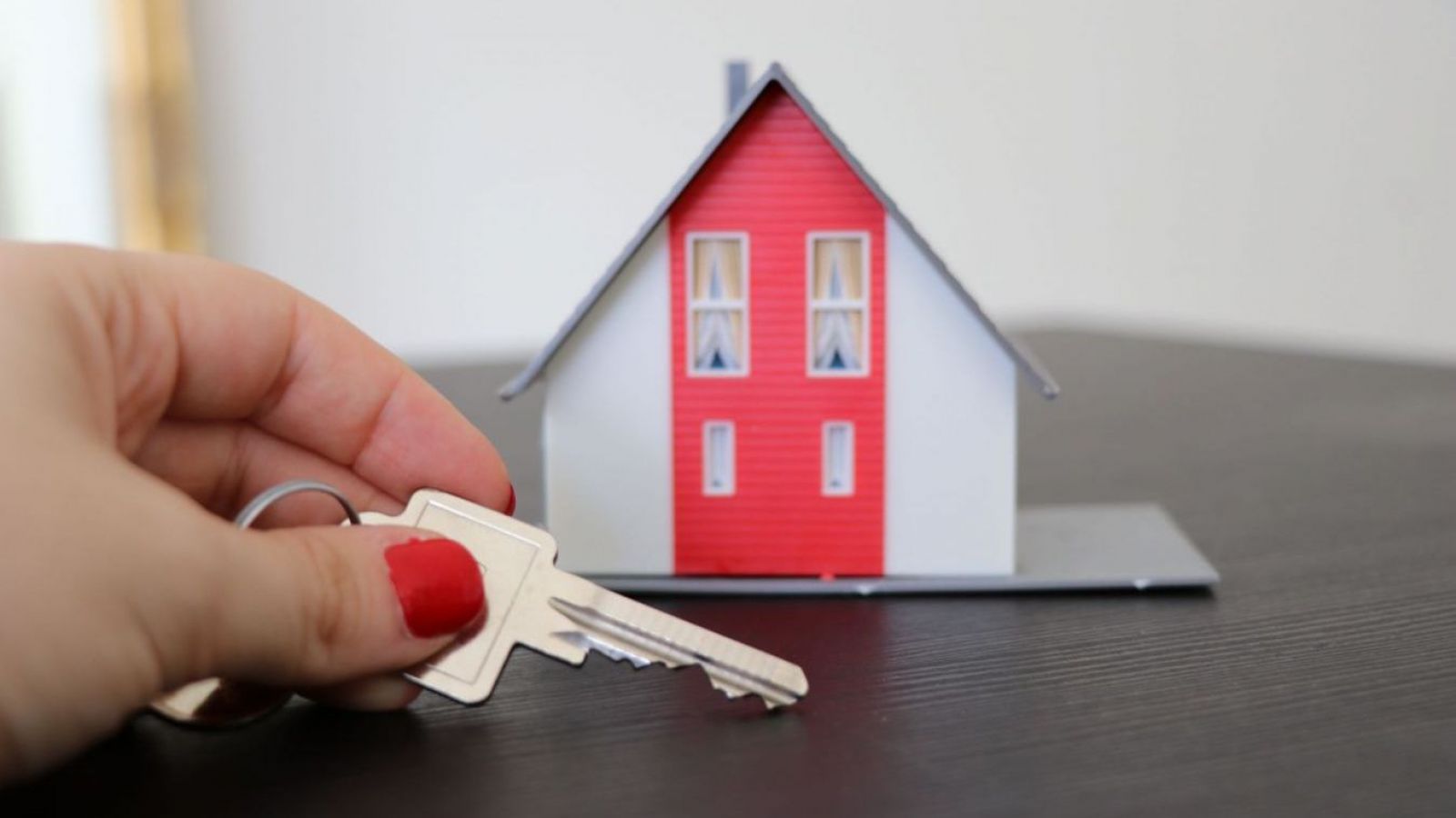 <p>Respiro para quienes buscan casa: tasas hipotecarias bajan del 4% por primera vez desde 2021</p>
