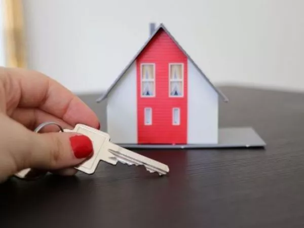 Respiro para quienes buscan casa: tasas hipotecarias bajan del 4% por primera vez desde 2021