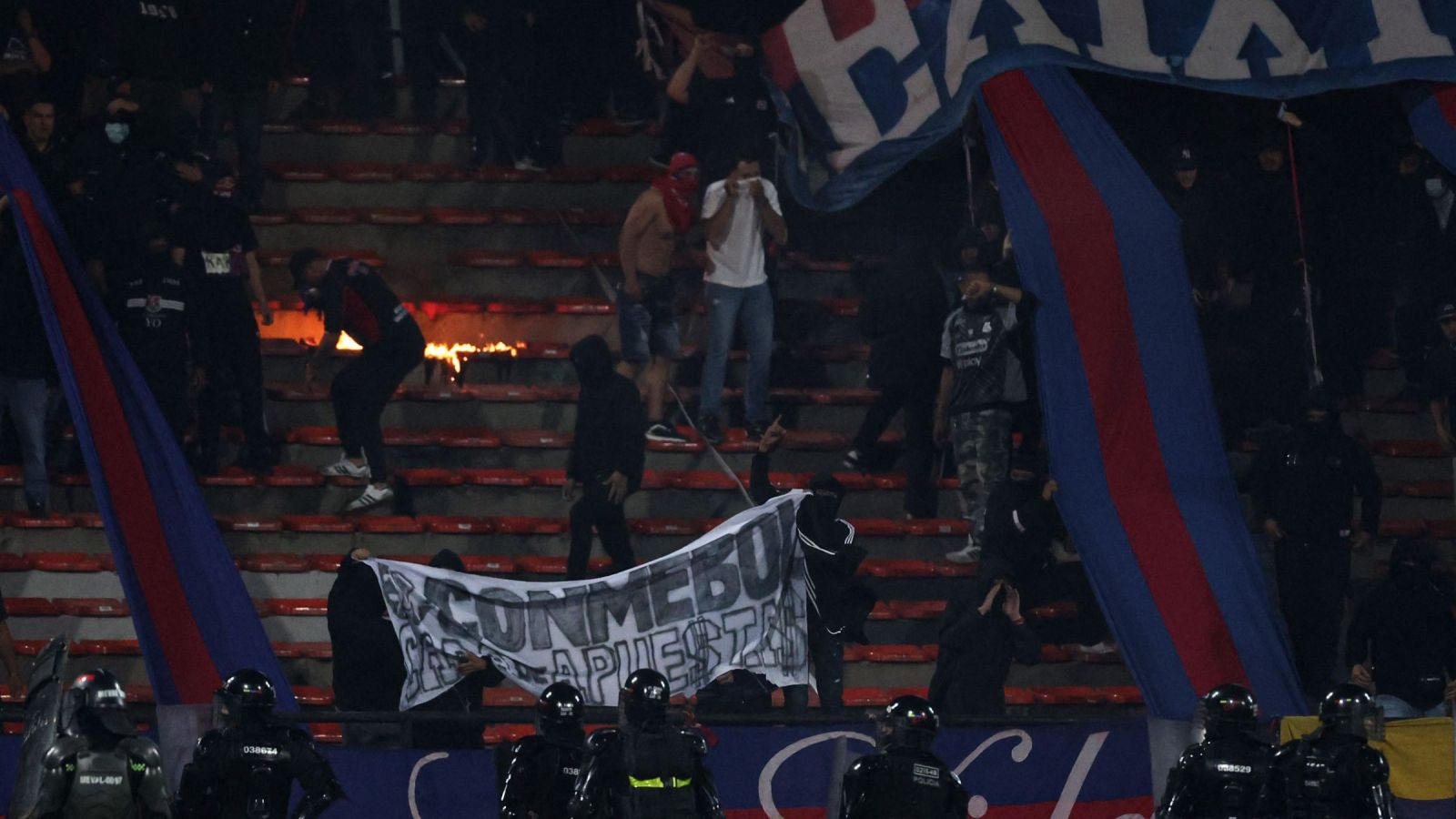 Otra vez la violencia le ganó al fútbol: partido DIM vs. Flamengo es interrumpido por violentos incidentes
