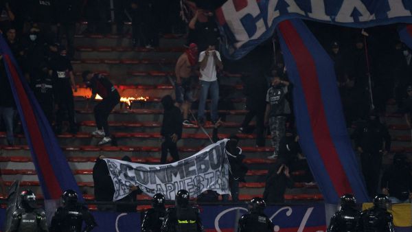 Otra vez la violencia le ganó al fútbol: partido DIM vs. Flamengo es interrumpido por violentos incidentes
