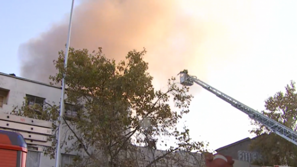 Amplio despliegue y cortes de tránsito: Incendio afecta a local comercial en la Alameda
