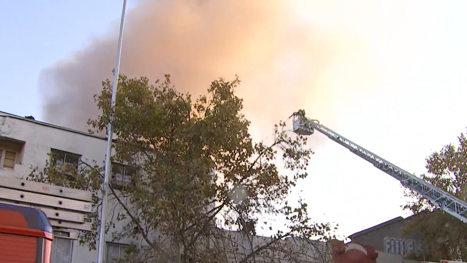 Amplio despliegue y cortes de tránsito: Incendio afecta a local comercial en la Alameda
