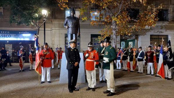 Bomberos de Santiago inaugura escultura en honor a Alfredo Santa María en Paseo Bulnes
