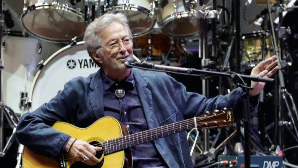 Eric Clapton abandona concierto tras recibir impacto de una funda de vinilo
