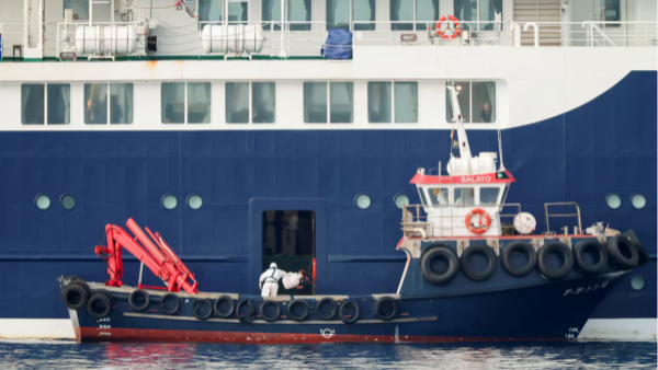 Pasajeros españoles comienzan a desembarcar del crucero afectado por brote de hantavirus en Tenerife
