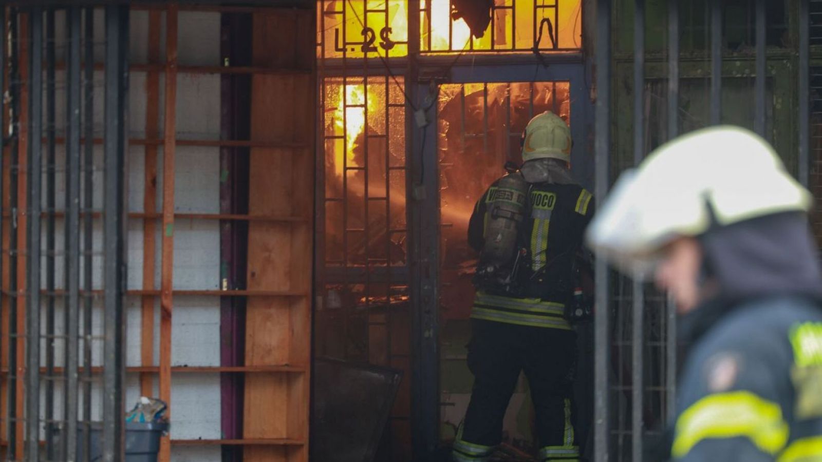 Masivo operativo de Bomberos en Recoleta por incendio en local comercial nocturno
