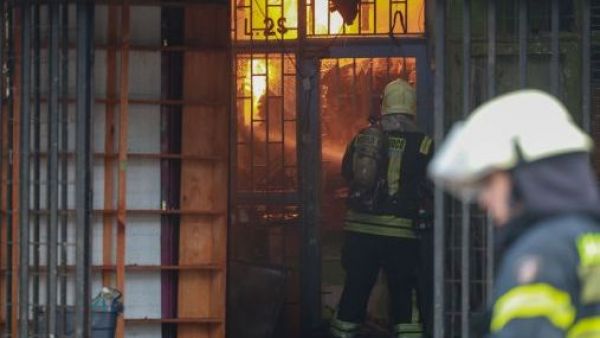 Masivo operativo de Bomberos en Recoleta por incendio en local comercial nocturno
