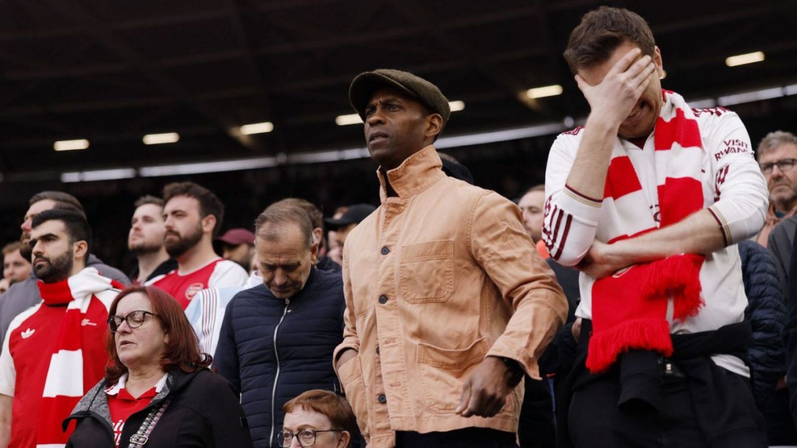 En Europa sí pasa: violenta agresión de hinchas de West Ham United a "infiltrados" del Arsenal
