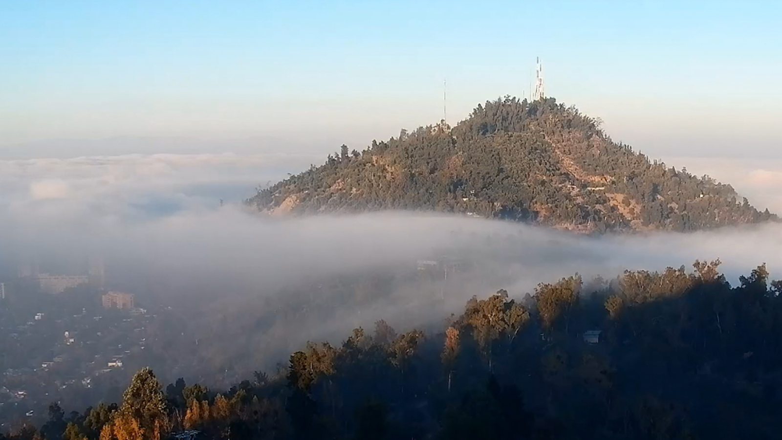 Mucho frío y niebla en Santiago: Revisa el informe del tiempo para este martes
