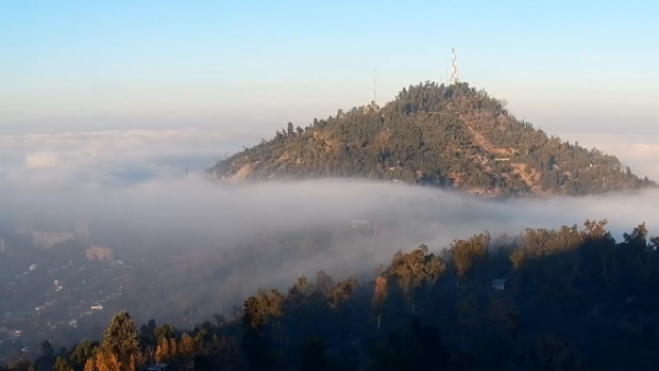 Mucho frío y niebla en Santiago: Revisa el informe del tiempo para este martes
