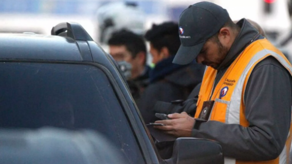 Restricción vehicular: Mira las patentes que no podrán circular este martes
