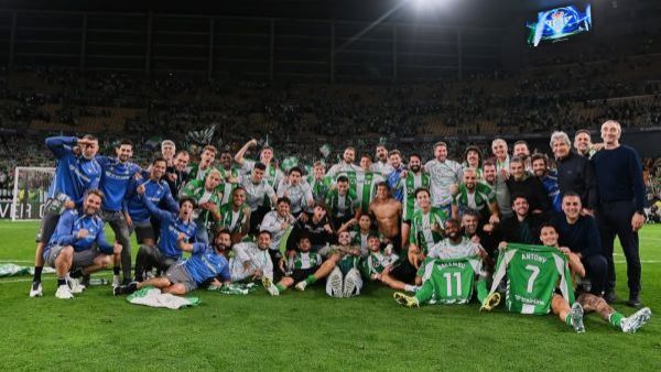 "Barrio de la alegría": Así reaccionaron en España tras histórica clasificación del Real Betis de Manuel Pellegrini a la Champions League
