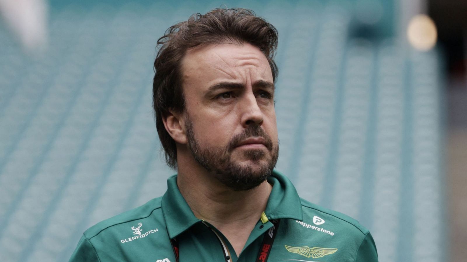 ¡Para no creerlo!: Fernando Alonso pide a fans empujar su lujoso auto
