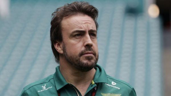 ¡Para no creerlo!: Fernando Alonso pide a fans empujar su lujoso auto
