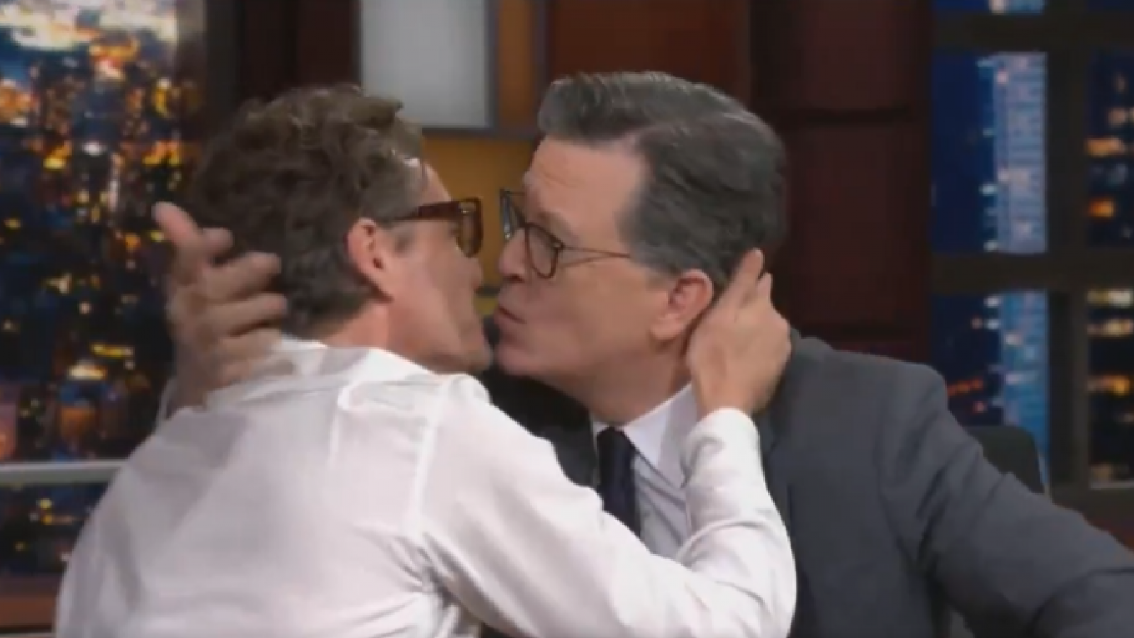 <p>El inesperado beso de Pedro Pascal a Stephen Colbert que se volvió viral</p>
