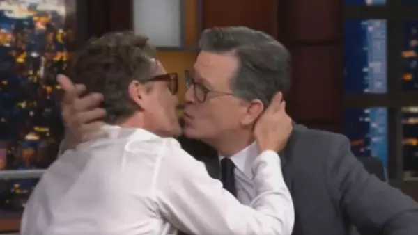 El inesperado beso de Pedro Pascal a Stephen Colbert que se volvió viral