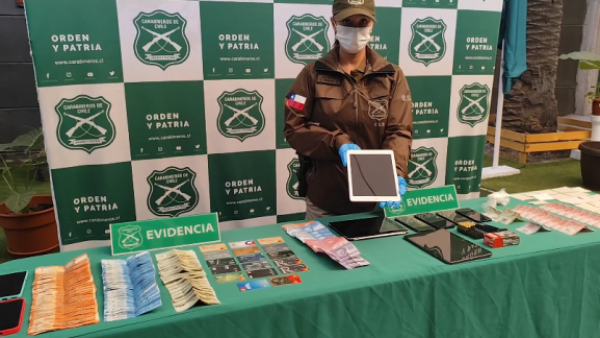 <p>Tres detenidos por fraude de $777 millones en BancoEstado: usaron falso artefacto explosivo</p>Tres detenidos por fraude de $777 millones en BancoEstado: usaron falso artefacto explosivo
