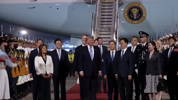 Así fue la llegada de Trump a China para reunirse con Xi Jinping
