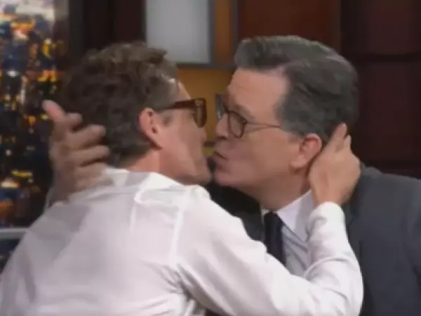 El inesperado beso de Pedro Pascal a Stephen Colbert que se volvió viral