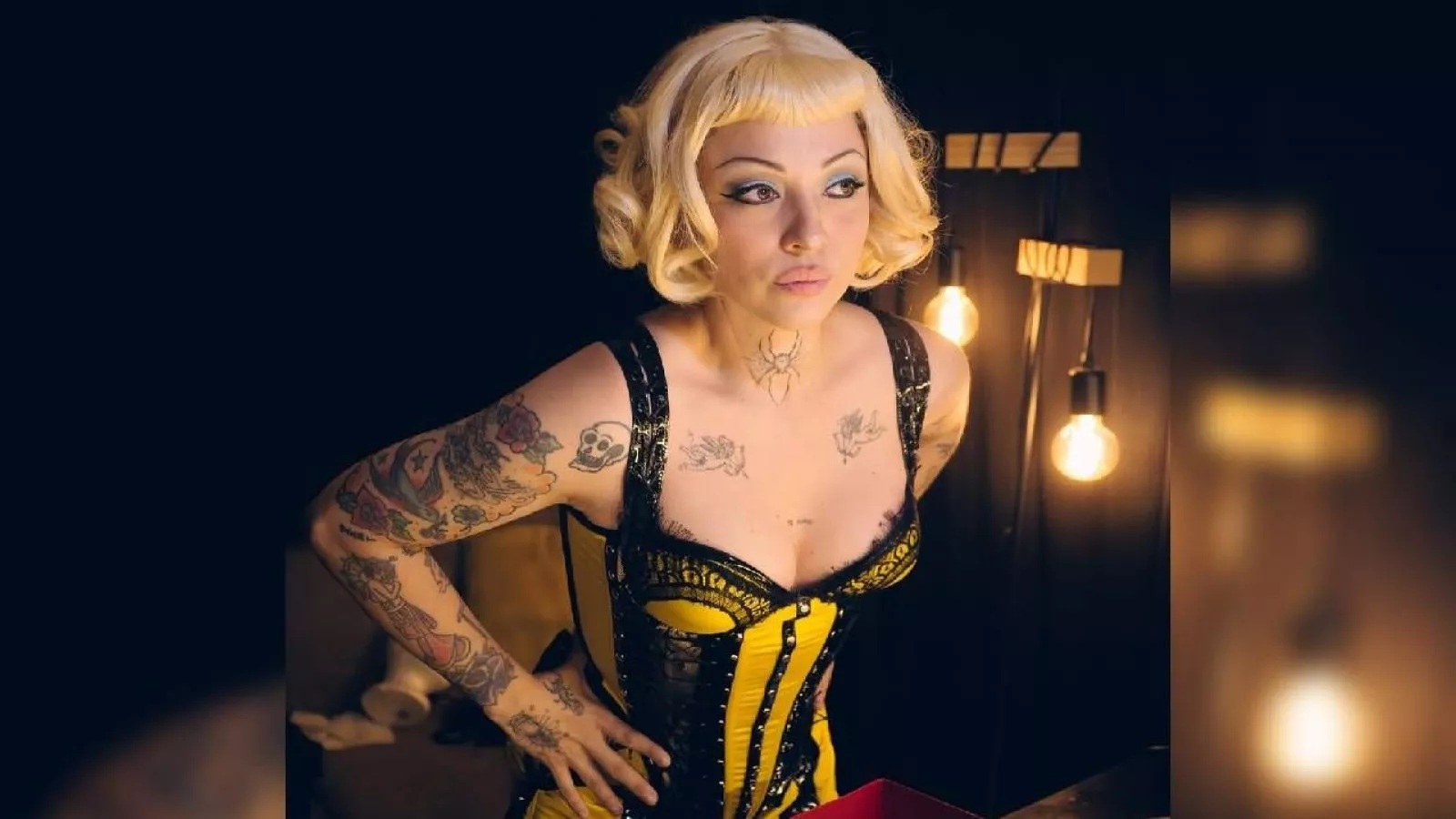 Dejó atrás el rubio: Mon Laferte sorprende con radical cambio de look