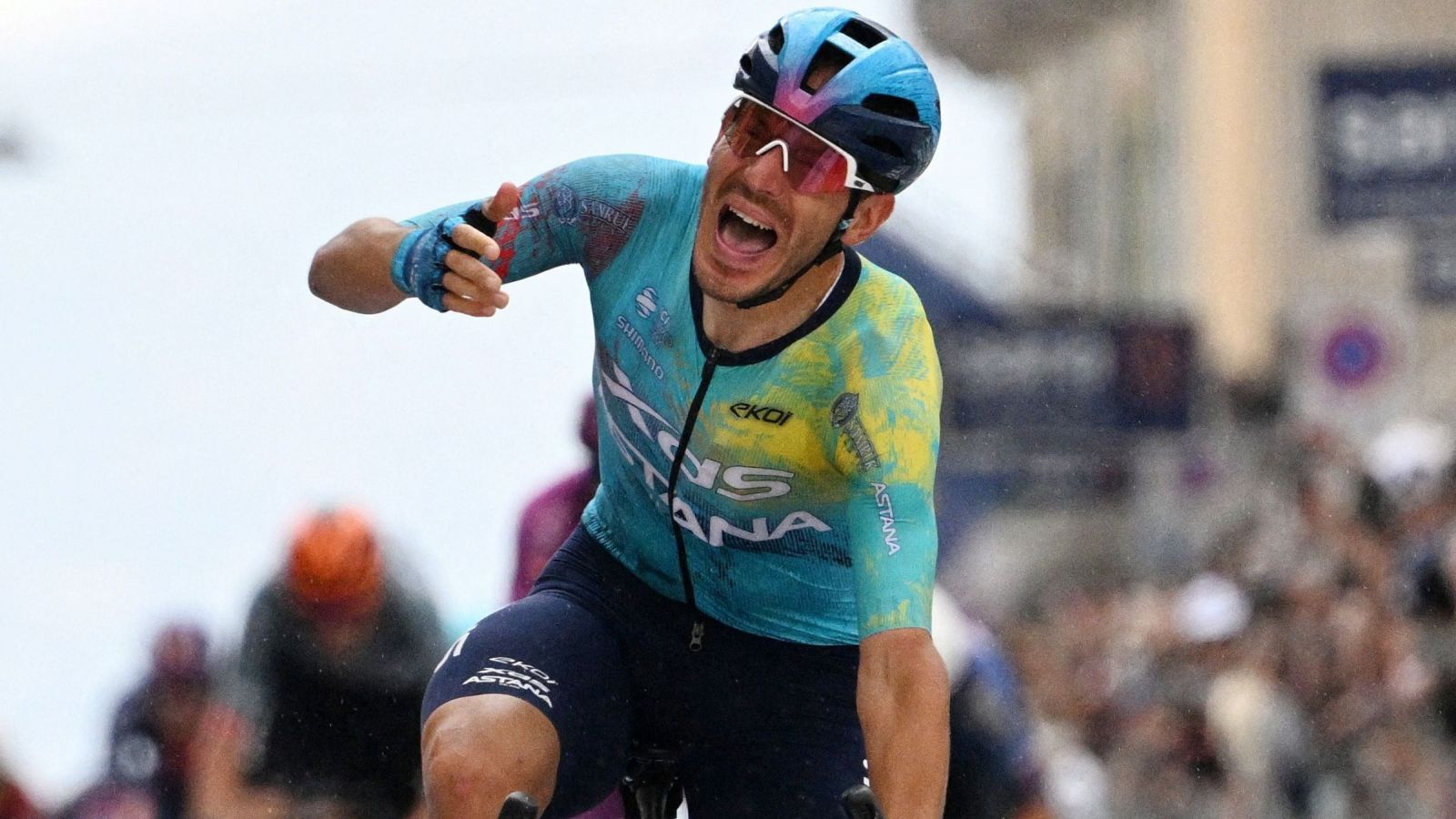 ¡Al suelo los favoritos!: Caótico final de etapa en Nápoles del Giro de Italia

