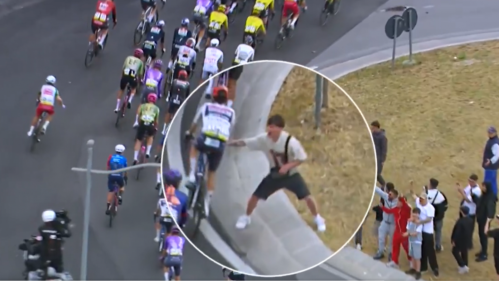 Aficionado empuja a ciclistas en el Giro de italia
