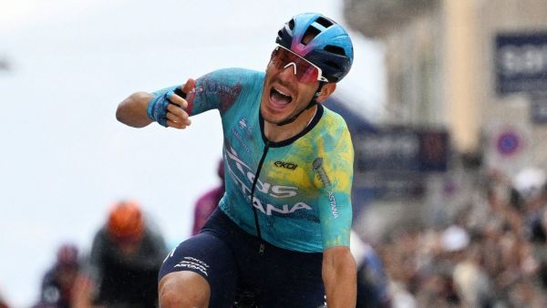 ¡Al suelo los favoritos!: Caótico final de etapa en Nápoles del Giro de Italia
