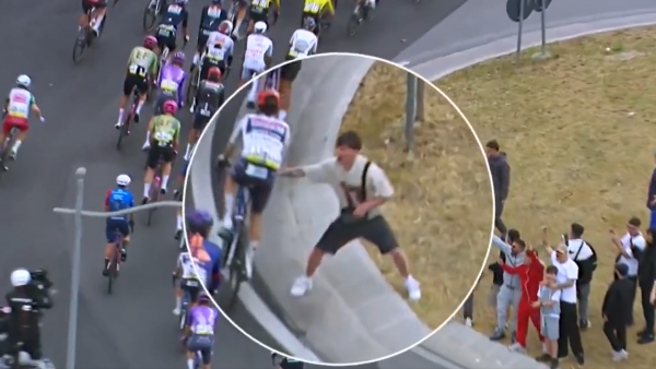 Aficionado empuja a ciclistas en el Giro de italia
