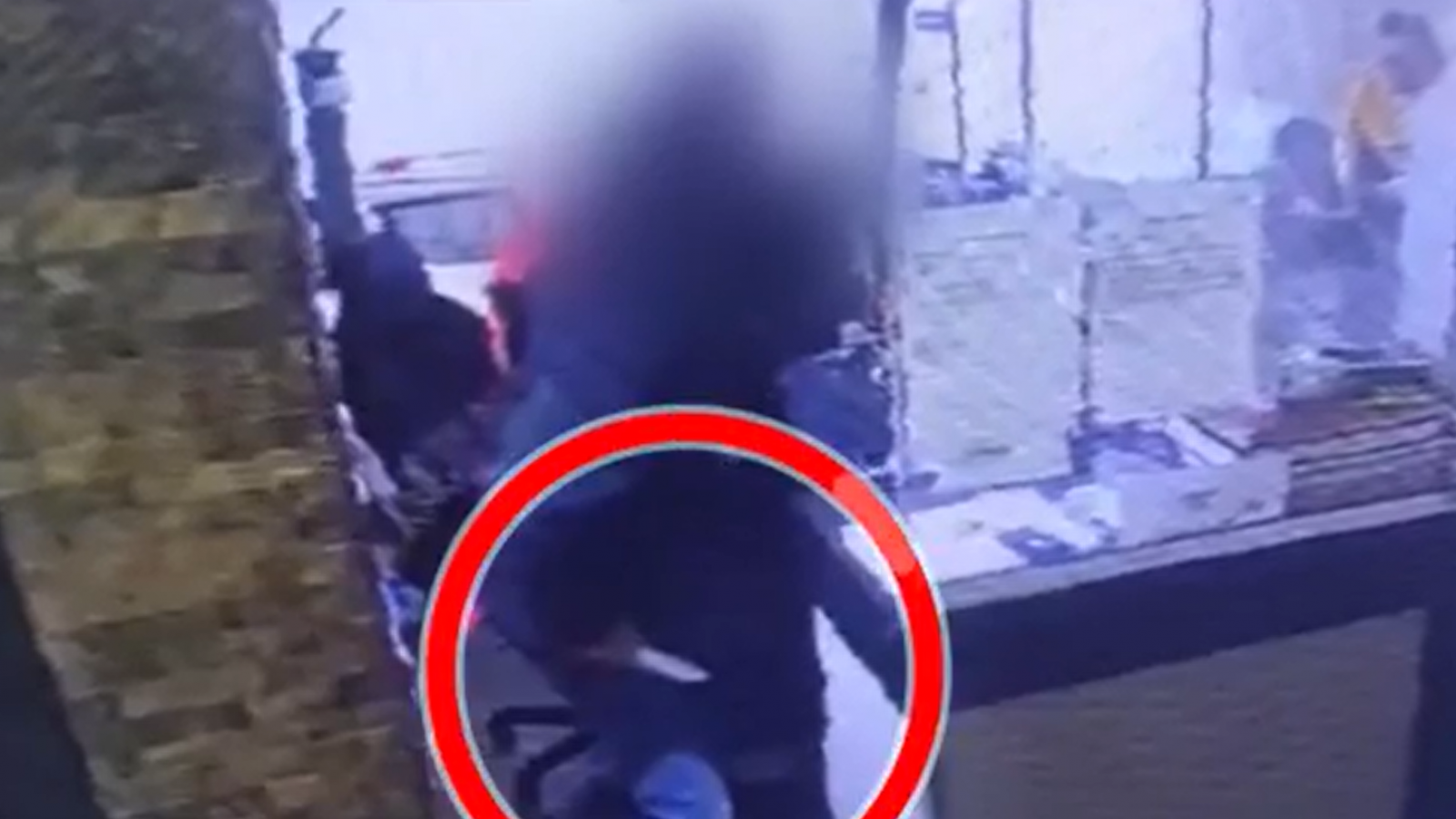 Conserje es apuñalado por migrante irregular: Tenía prohibido el ingreso a edificio por su pareja
