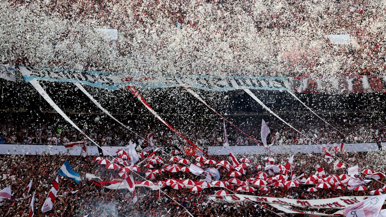 Argentina restringe el acceso a los estadios a los "papito corazón"
