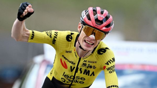 ¡Apareció el favorito!: Jonas Vingeggard gana una dura etapa en el Giro de Italia
