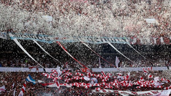 Argentina restringe el acceso a los estadios a los "papito corazón"
