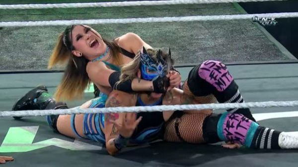 ¡El respeto es mutuo! Brooke Havok vence a Sara Pheonix en la WKC Blackout 2026
