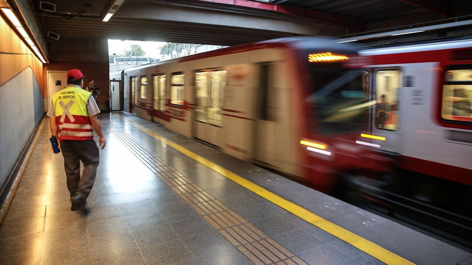 Récord de escaleras mecánicas y ascensores malos en estaciones del Metro de Santiago
