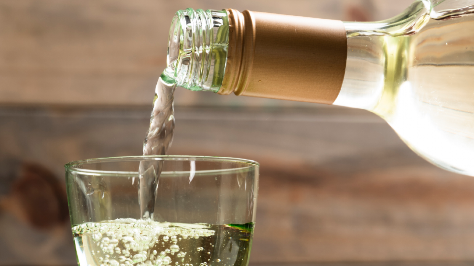 Día de la Piscola 2026: Revisa las promociones 2x1 y coctelería zodiacal en terrazas de Santiago
