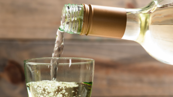 Día de la Piscola 2026: Revisa las promociones 2x1 y coctelería zodiacal en terrazas de Santiago
