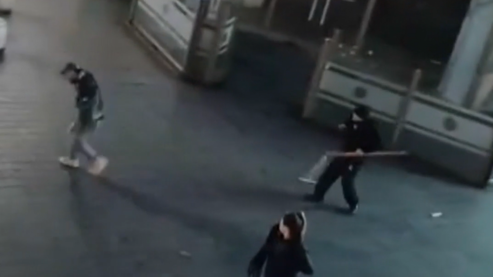 Guardias y mecheros protagonizan pelea en supermercado en Concón
