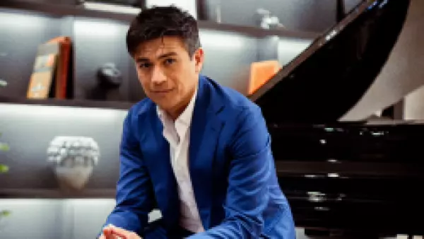 Américo confirma concierto en Barcelona en medio de polémica por arraigo nacional