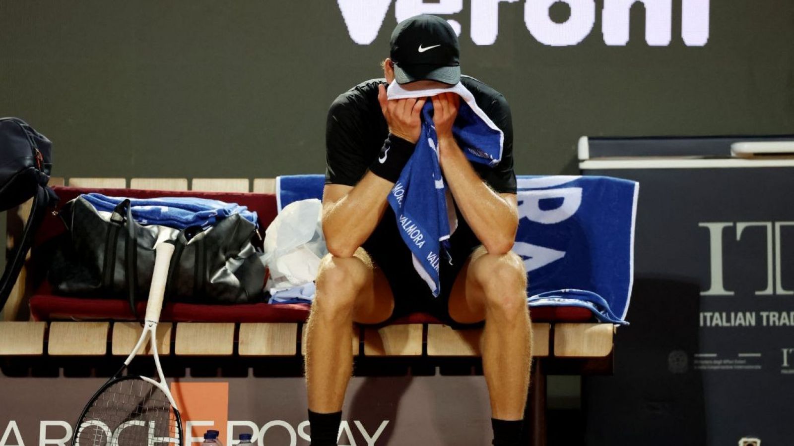 La dramática imagen de Jannik Sinner en su partido contra Daniil Medvedev en Roma
