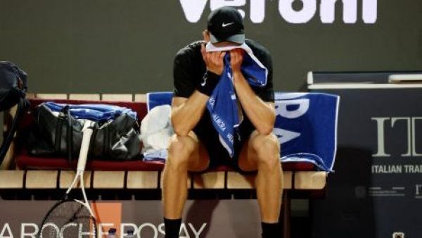 La dramática imagen de Jannik Sinner en su partido contra Daniil Medvedev en Roma
