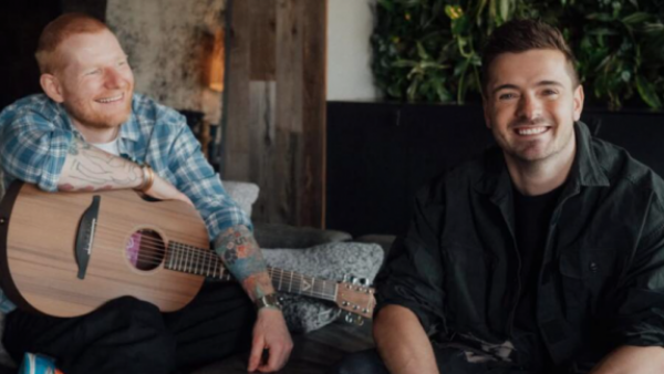 <p>Ed Sheeran apareció en el concierto de Martin Garrix para grabar el videoclip de su colaboración</p>Ed Sheeran apareció inesperadamente en el concierto de Martin Garrix
