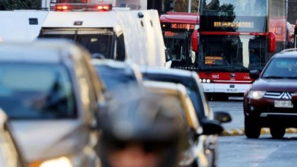 De Grange afirma que 1% cambió de auto a transporte público tras alza de bencina
