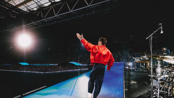 Harry Styles desata la euforia en Ámsterdam con el inicio de su nueva gira mundial “Together Together”
